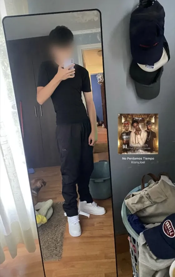 Cliente con sus Air Force 1 blancas puestas