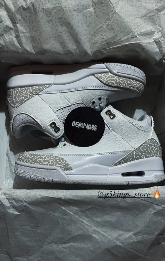 Jordan 3 blancas en su caja, con el sticker de G5KINGSS