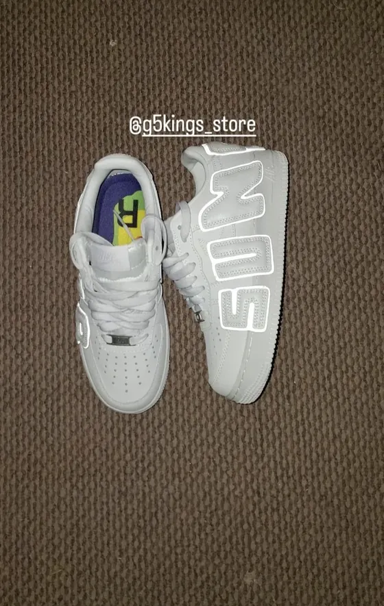 Air Force 1 grises con letras reflectantes