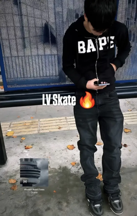 Cliente con sus Louis Vuitton Skate puestas