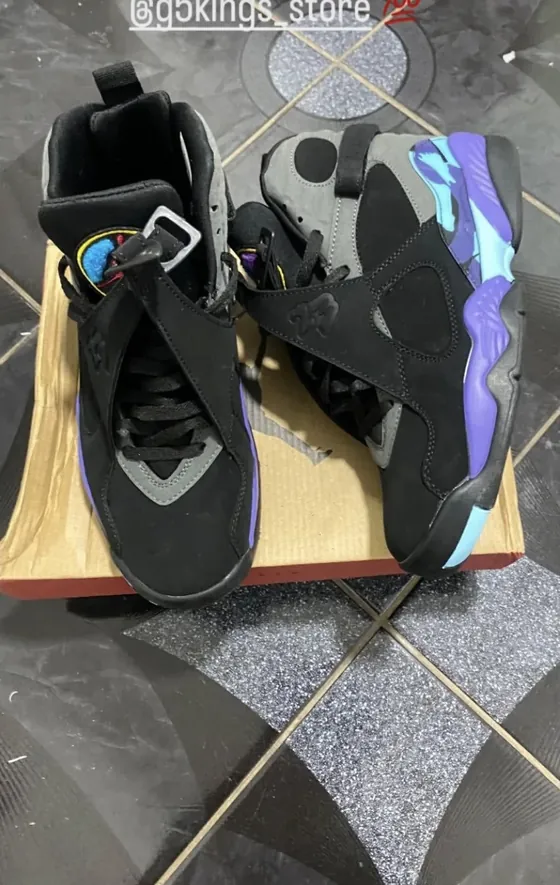 Jordan 7 negras con morado sobre su caja